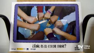 El CEIP Virgen de la Puerta de Orihuela y Vega Baja Acoge colaboran juntos en una exposición fotográfica contra el racismo