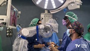 El Hospital de Torrevieja realiza la primera cirugía de la provincia mediante un nuevo microscopio óptico con visión aumentada y realidad 3D