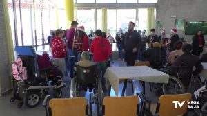 Villancicos y regalos de Navidad para los mayores de la residencia de Orihuela