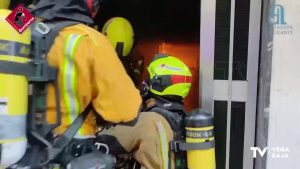 El incendio de contadores en un edificio de Torrevieja obliga a confinar a varios vecinos