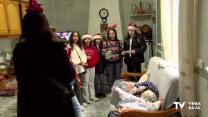 Los niños y niñas del Consejo de Infancia y Adolescencia visitan las casas de personas mayores para cantar villancicos