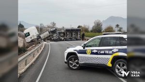 La caída de un camión sobre la calzada obliga a cortar la CV-920