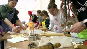 Un taller intergeneracional une a niños y mayores en torno a la repostería navideña