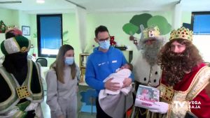 Los Reyes Magos visitan a los niños ingresados en el Hospital Vega Baja