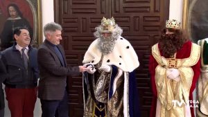 El alcalde de Orihuela entrega la llave de la ciudad a los Reyes Magos
