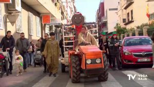 El rey del tractor reparte roscón por las calles de Bigastro