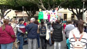 "El monstruo de colores" sale a las calles de Almoradí