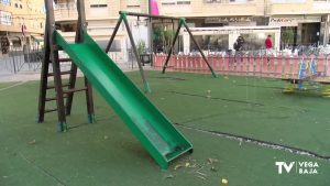La zona de juegos infantiles de la Plaza Miguel Hernández de Redován se cierra por obras