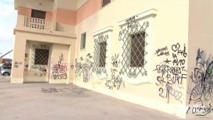 El edificio de Aduanas de Torrevieja aparece repleto grafitis