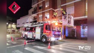 Los bomberos evitan el desprendimiento de cascotes en un edificio de Almoradí