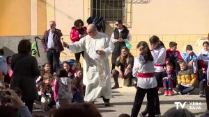 Orihuela celebra San Antón con el tradicional Concurso Nacional de Charlatanes y el sorteo de la cerda