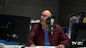 La corporación municipal de Torrevieja reconoce al comunicador local Iñaki Isidro como profesional del año