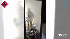 Una mujer y dos niños son atendidos por inhalación de humo tras un incendio en su vivienda de Rojales