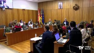 Un pleno ordinario en Orihuela rodeado de polémica y con miembros del gobierno local en Fitur
