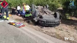 Los bomberos rescatan a un hombre de 54 años atrapado en un coche tras sufrir un accidente en Los Montesinos