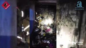 Una decena de bomberos de la Vega Baja se movilizan por un incendio en una vivienda de Torrevieja donde había multitud de enseres