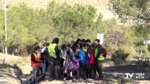 Alumnos del Colegio Público San José de Calasanz de Bigastro y el IES Paco Ruiz plantan árboles en el Paraje Natural La Pedrera