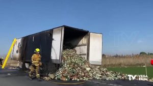 Arde el remolque de un camión que cargaba verduras a la altura de Catral