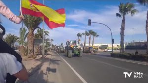 Movilización agraria en la Vega Baja: una "tractorada" corta los accesos a Orihuela
