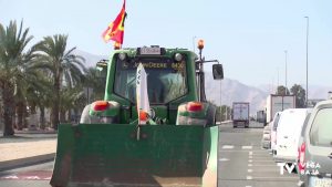 Agricultores de la Vega Baja se concentran en el Polígono Industrial La Granadina de San Isidro