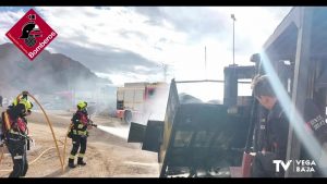 Fuego en un taller de vehículos pesados en la N-340