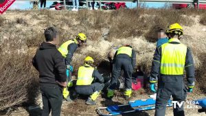 Los bomberos de Orihuela rescatan a un motorista tras caer por un terraplén