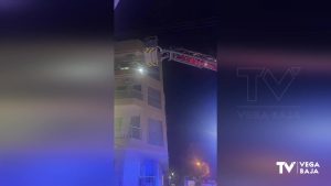 Los bomberos rescatan a una anciana en el interior de una vivienda de Guardamar del Segura