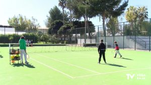 Escolares de Dolores participan en las Nuevas Jornadas de Raqueta