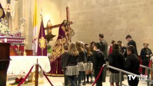 Promesas y devoción en el  Besapié a Nuestro Padre Jesús  de  Orihuela