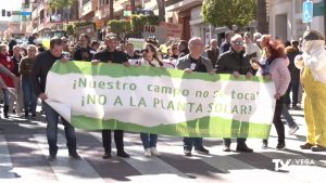 Los vecinos de San Miguel de Salinas se echan a la calle para mostrar su rechazo a la planta solar