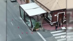 Un vehículo se lleva por delante la terraza del Bar-Restaurante Las Cañas de Torrevieja