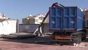 Derriban los antiguos barracones del Colegio Amanecer de Torrevieja