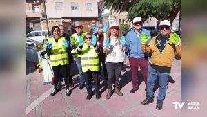Un grupo de vecinos de Callosa de Segura limpia la suciedad de los barrios