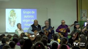 El canto de la Aurora, talleres con alcachofas y juegos tradicionales se acercan a los colegios de Almoradí