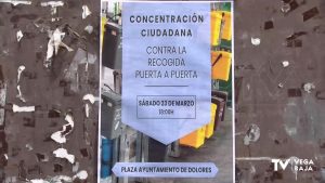 Concentración vecinal en Dolores en contra del sistema de recogida "puerta a puerta"