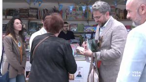 Largas colas en Torrevieja para la firma de libros del escritor Máximo Huerta