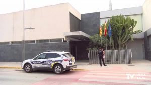 La Policía Local de Almoradí denuncia a un conductor tras saltarse un semáforo en rojo y circular con el seguro caducado