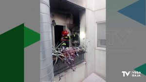Un vecino apaga con un extintor el fuego declarado en una vivienda de Pilar de la Horadada