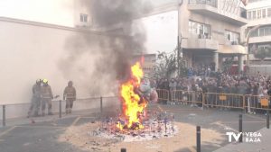 Las candidatas a Belleza del Fuego Infantil de Alicante acuden a la cremá de la hoguera "Salitre" en Torrevieja