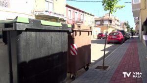 Los vecinos de Dolores denuncian la falta de cubos de basura en la puesta en marcha del servicio“puerta a puerta”