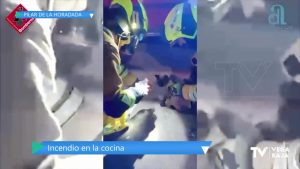 Los bomberos salvan la vida de un gato atrapado en un incendio de Pilar de la Horadada