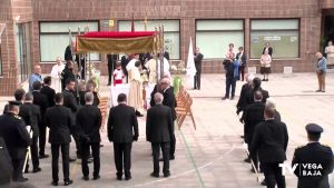 La procesión del comulgar de San Vicente Ferrer pone el broche final a la Semana Santa