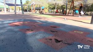 Torrevieja estudia multar a la empresa adjudicataria de la instalación de nuevos parques infantiles por presuntos incumplimientos del contrato
