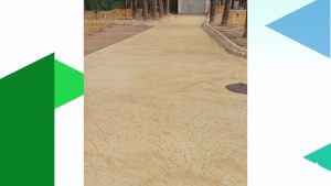 Se repara el pavimento deteriorado del acceso al CEIP Fernando de Loaces con hormigón impreso