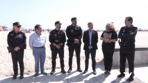 Orihuela homenajea a dos agentes de Policía Local que salvaron la vida a cuatro bañistas