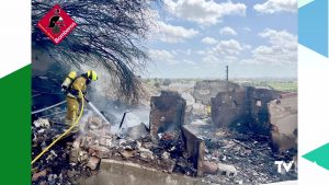 Tres dotaciones de bomberos intervienen en el incendio en una vivienda de Callosa de Segura