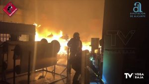 Un incendio en una nave industrial de Redován se propaga a una vivienda sin registrar heridos