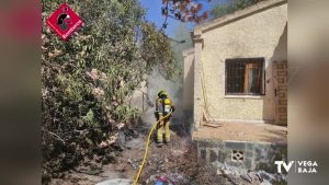 Los bomberos logran extinguir el incendio en una casa de campo de Rojales