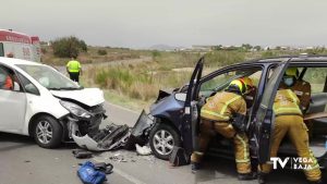 Los Bomberos excarcelan al conductor de un vehículo tras accidente en San Miguel de Salinas